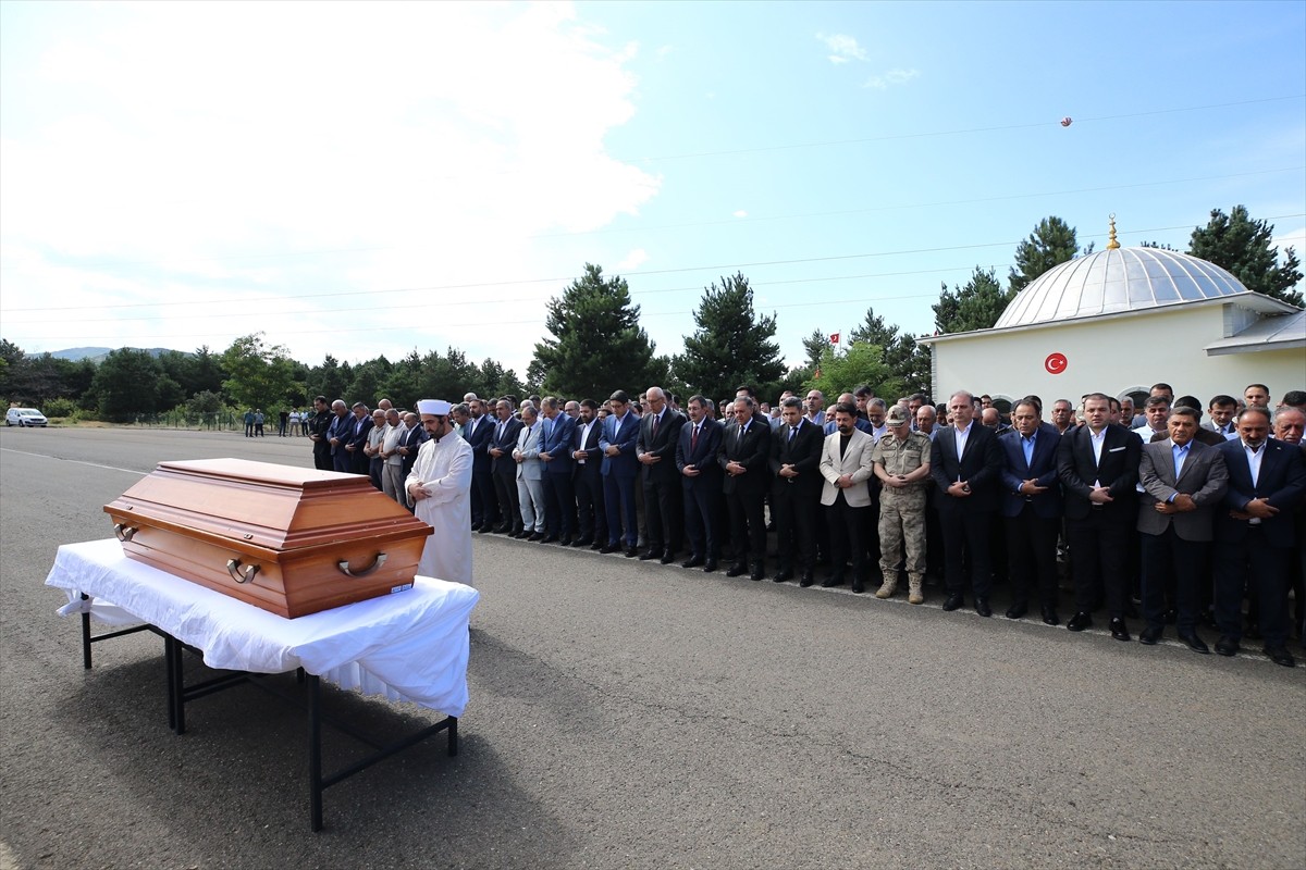 Cumhurbaşkanı Yardımcısı Cevdet Yılmaz, hayatını kaybeden yeğeni Şiyar Güneş'in Bingöl'deki cenaze...