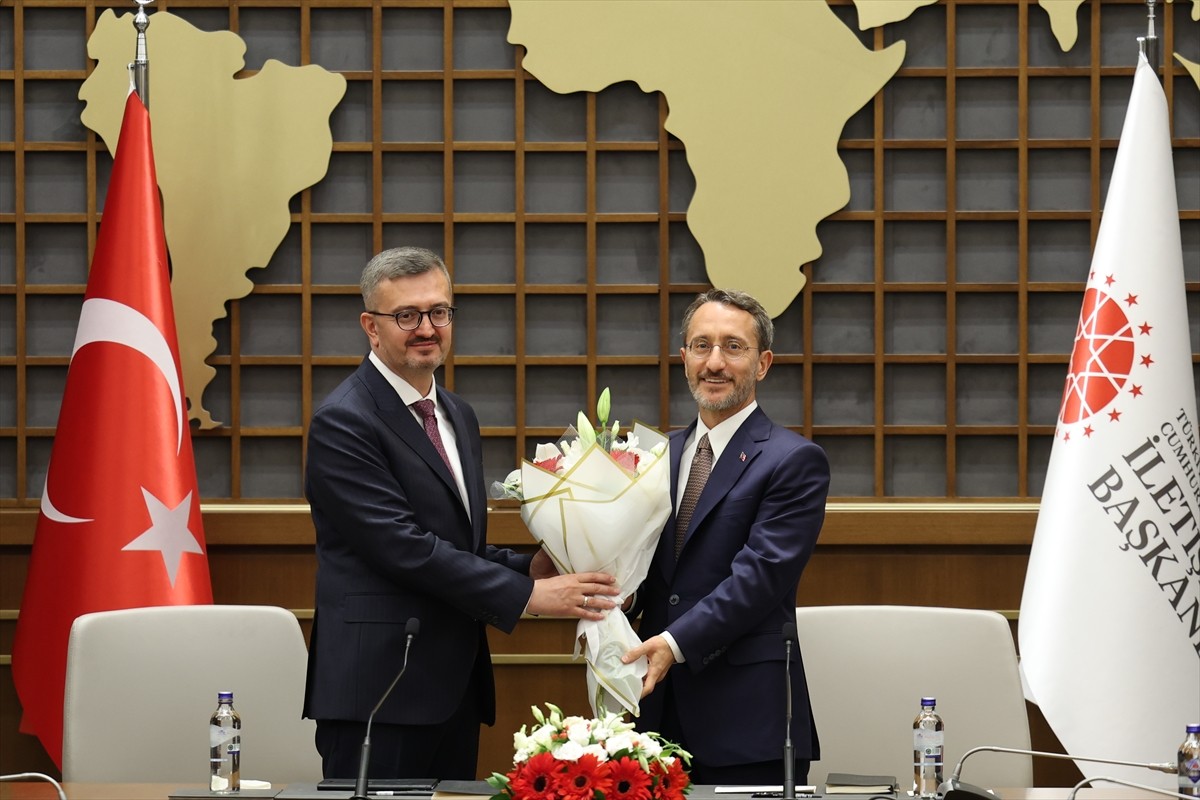 Cumhurbaşkanlığı İletişim Başkanlığına atanan Burhanettin Duran (solda), görevi Fahrettin...