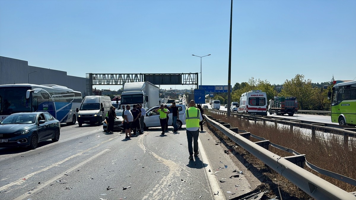 D-100 kara yolunun Kocaeli geçişinde meydana gelen zincirleme trafik kazasında 2 kişi yaralandı...
