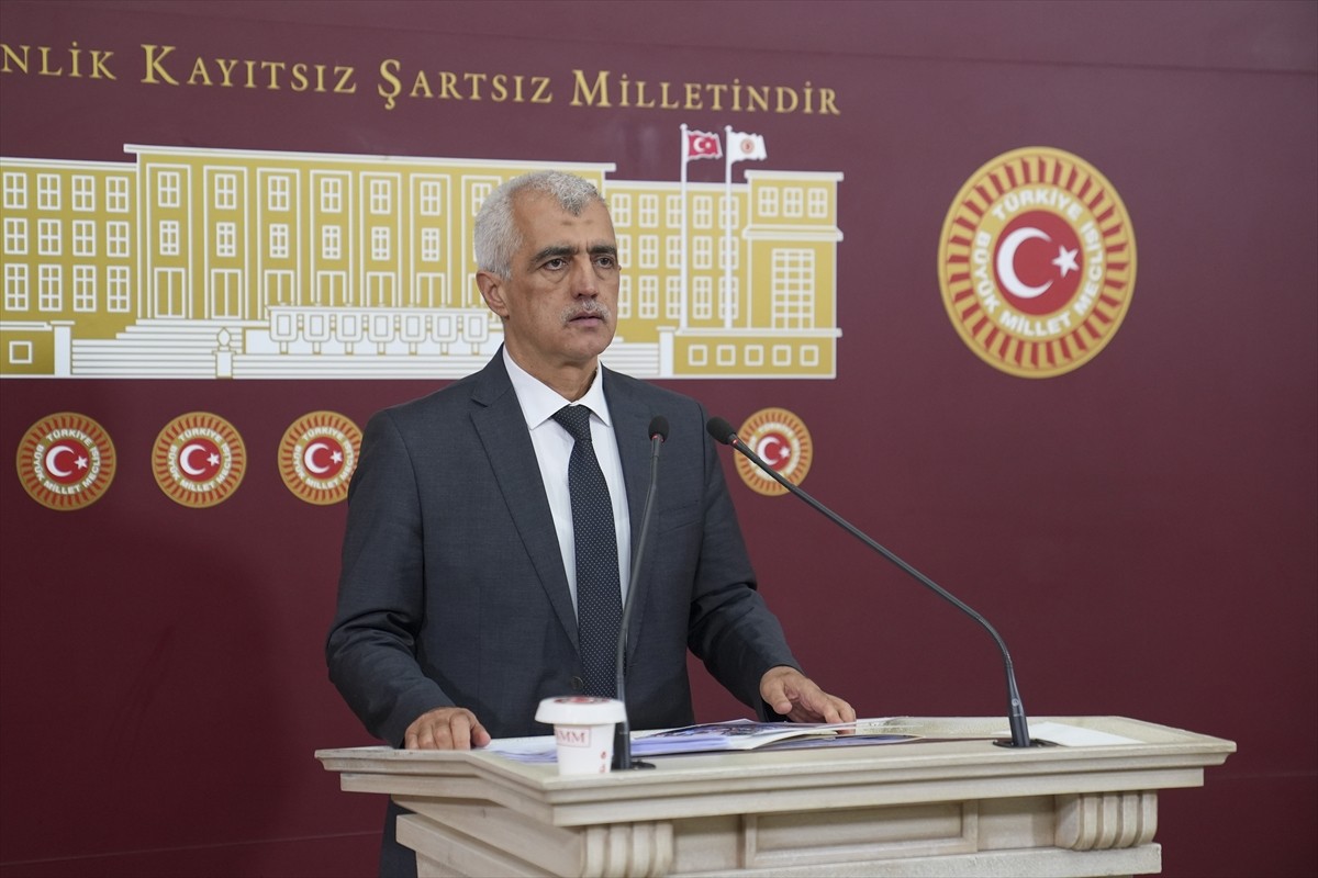 DEM Parti Kocaeli Milletvekili Ömer Faruk Gergerlioğlu, TBMM'de düzenlediği basın toplantısında...