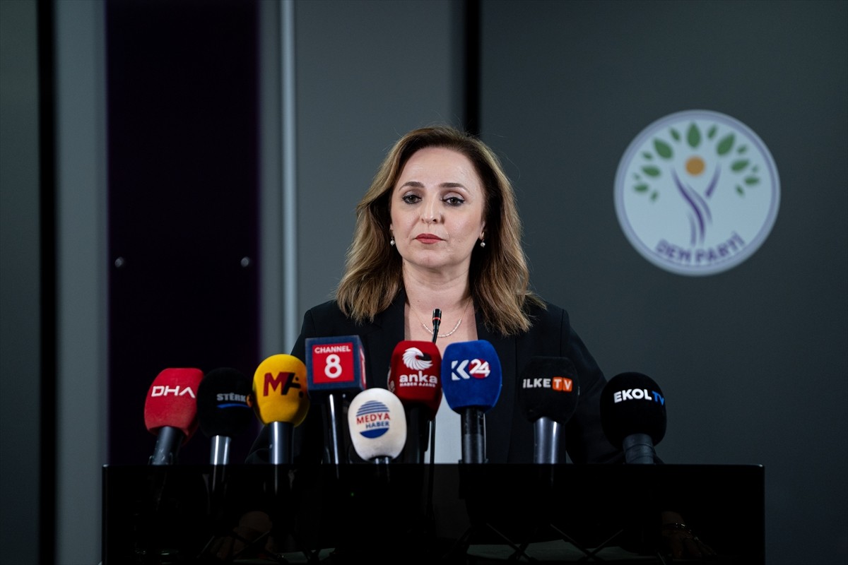 DEM Parti Sözcüsü Ayşegül Doğan, partisinin devam eden Merkez Yürütme Kurulu (MYK) toplantısına...