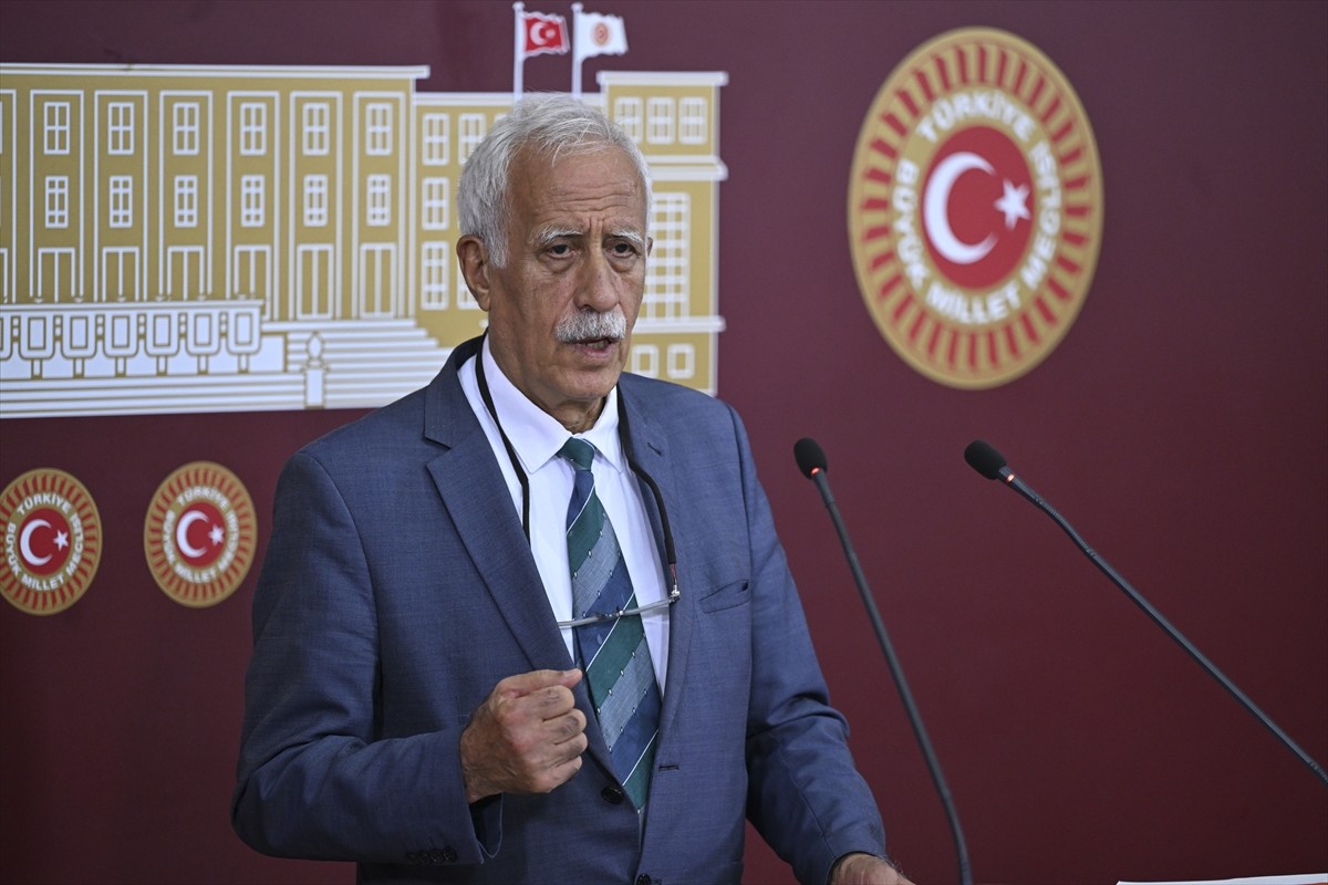 DEM Parti Van Milletvekili Sinan Çiftyürek, TBMM'de basın toplantısı düzenledi.