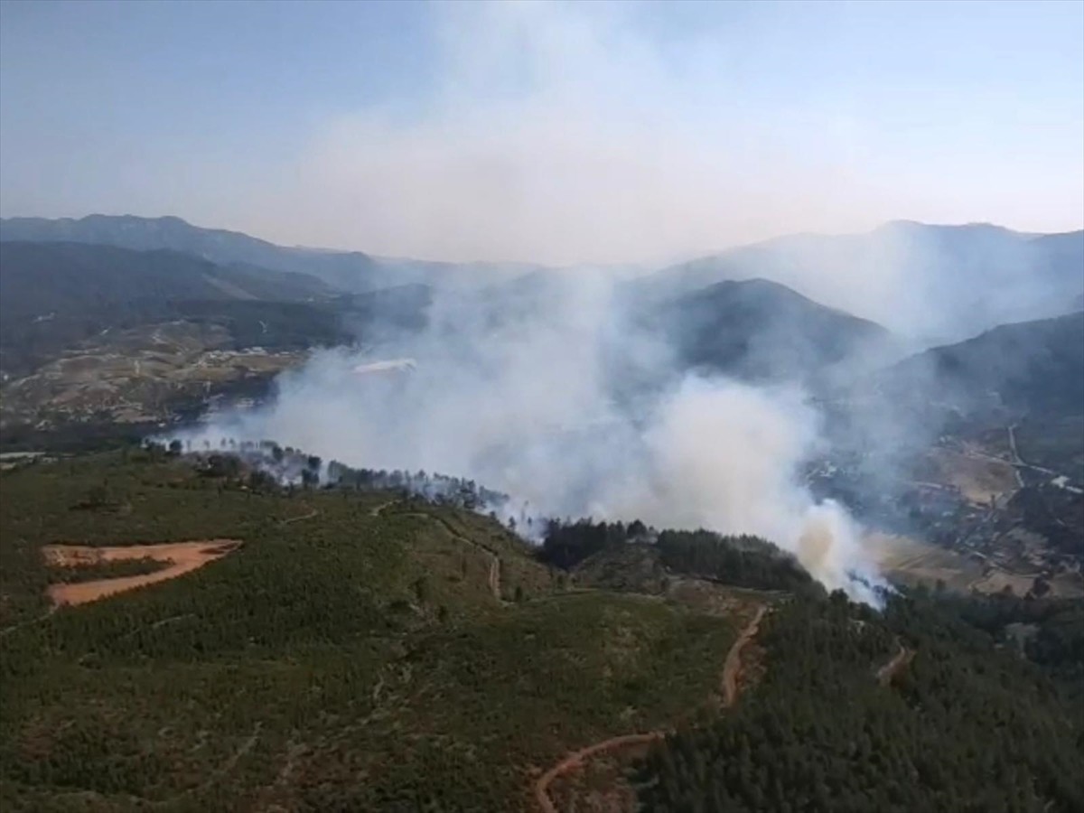 Denizli'nin Acıpayam ilçesinde tarım alanında başlayıp ormana sıçrayan yangın, havadan ve karadan...
