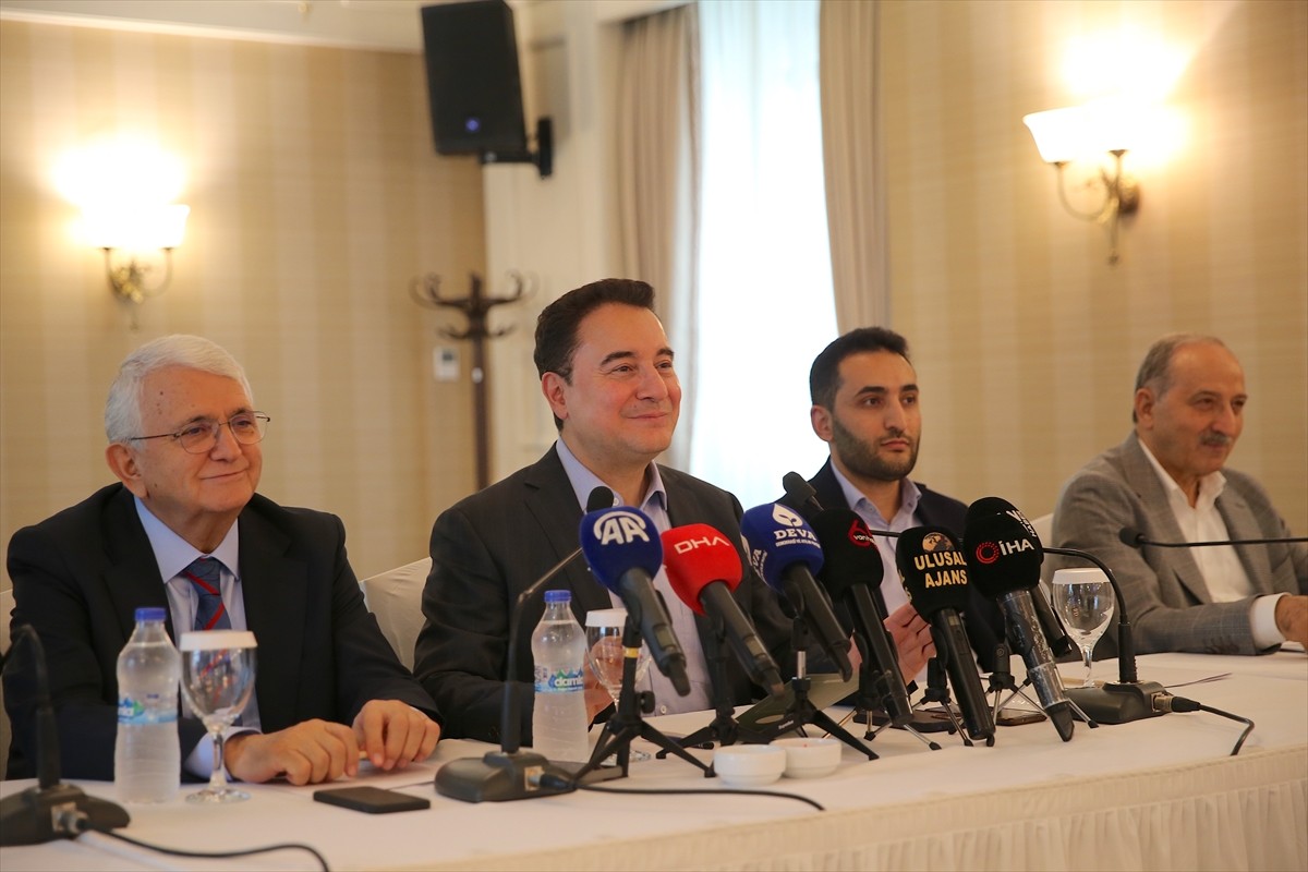 DEVA Partisi Genel Başkanı Ali Babacan, Van'da İpekyolu ilçesindeki bir otelde basın toplantısı...
