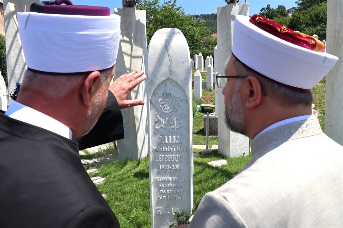 Diyanet İşleri Başkanı Ali Erbaş, Bosna Hersek'in başkenti Saraybosna'da, Kovaçi Şehitliği'ni...