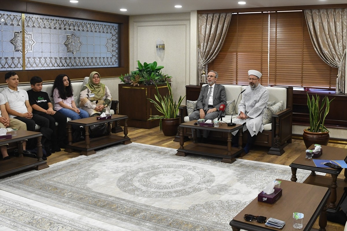 Diyanet İşleri Başkanı Ali Erbaş, Fransa'dan gelen öğrencileri kabul etti. Diyanetten yapılan...