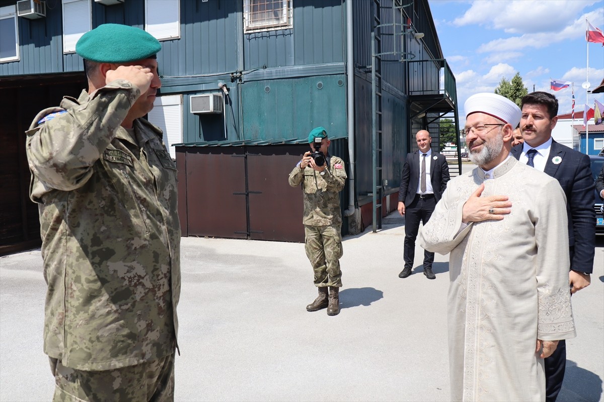 Diyanet İşleri Başkanı Ali Erbaş (ortada), Bosna-Hersek'teki Avrupa Birliği Barış Gücü Misyonu...