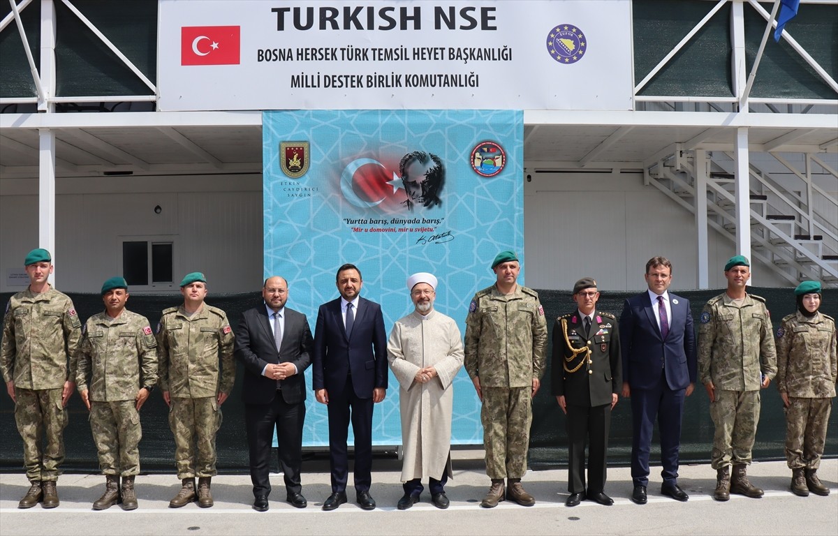 Diyanet İşleri Başkanı Ali Erbaş (ortada), Bosna-Hersek'teki Avrupa Birliği Barış Gücü Misyonu...