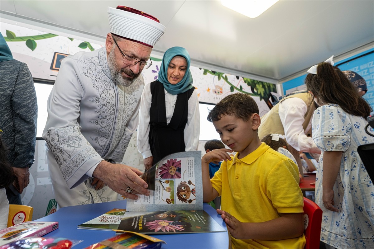 Diyanet İşleri Başkanı Ali Erbaş (ortada), Diyanet İşleri Başkanlığında düzenlenen "Mobil Kur'an...