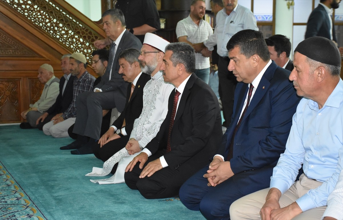 Diyanet İşleri Başkanı Ali Erbaş (sağ 4), Şırnak'ta, beraberinde Vali Birol Ekici (sağ 3)...