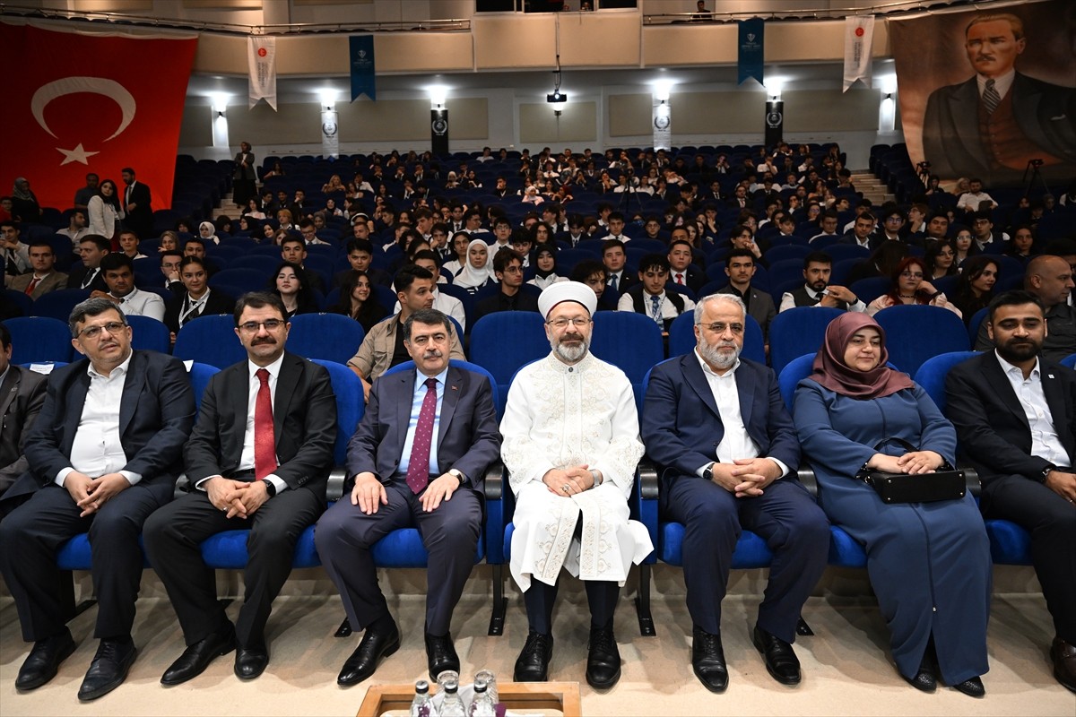 Diyanet İşleri Başkanı Ali Erbaş (sağ4) ve Ankara Valisi Şahin (sağ 5), Türkiye Diyanet Vakfı...