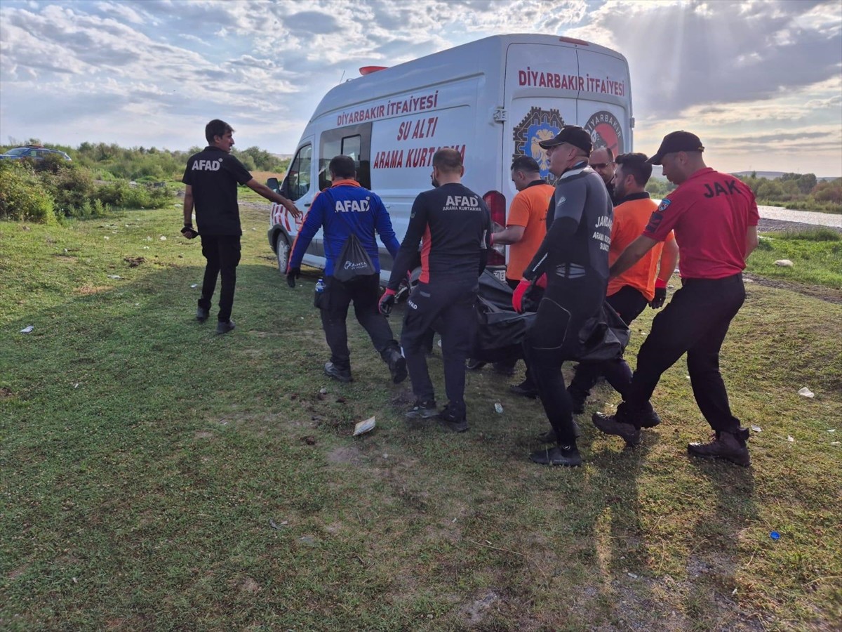 Diyarbakır'da Dicle Nehri'nde boğulma tehlikesi geçiren kardeşini ve yakınını kurtarmak isterken...