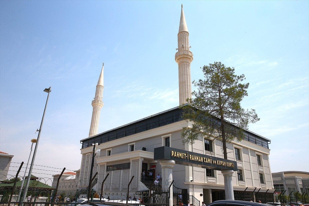  Diyarbakır'ın merkez Yenişehir ilçesinde hayırseverlerin katkılarıyla inşa edilen 2 bin kişilik...