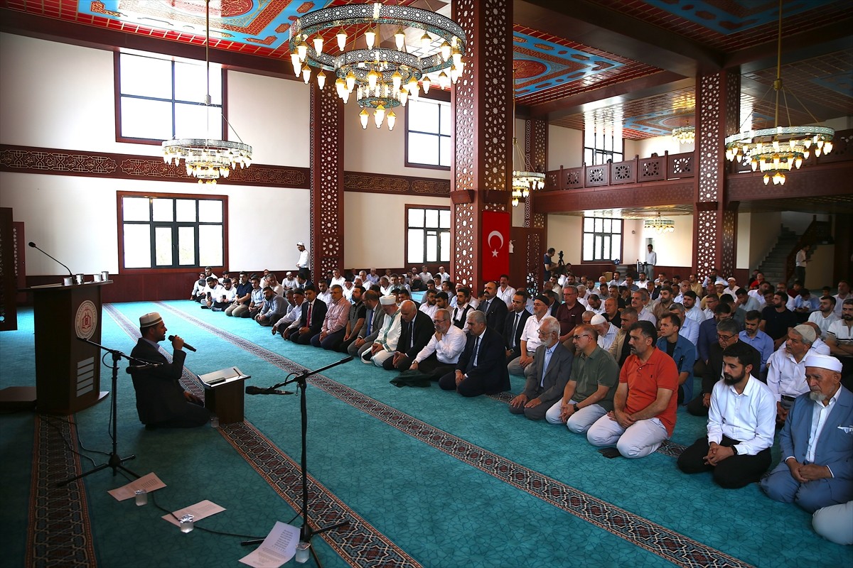  Diyarbakır'ın merkez Yenişehir ilçesinde hayırseverlerin katkılarıyla inşa edilen 2 bin kişilik...