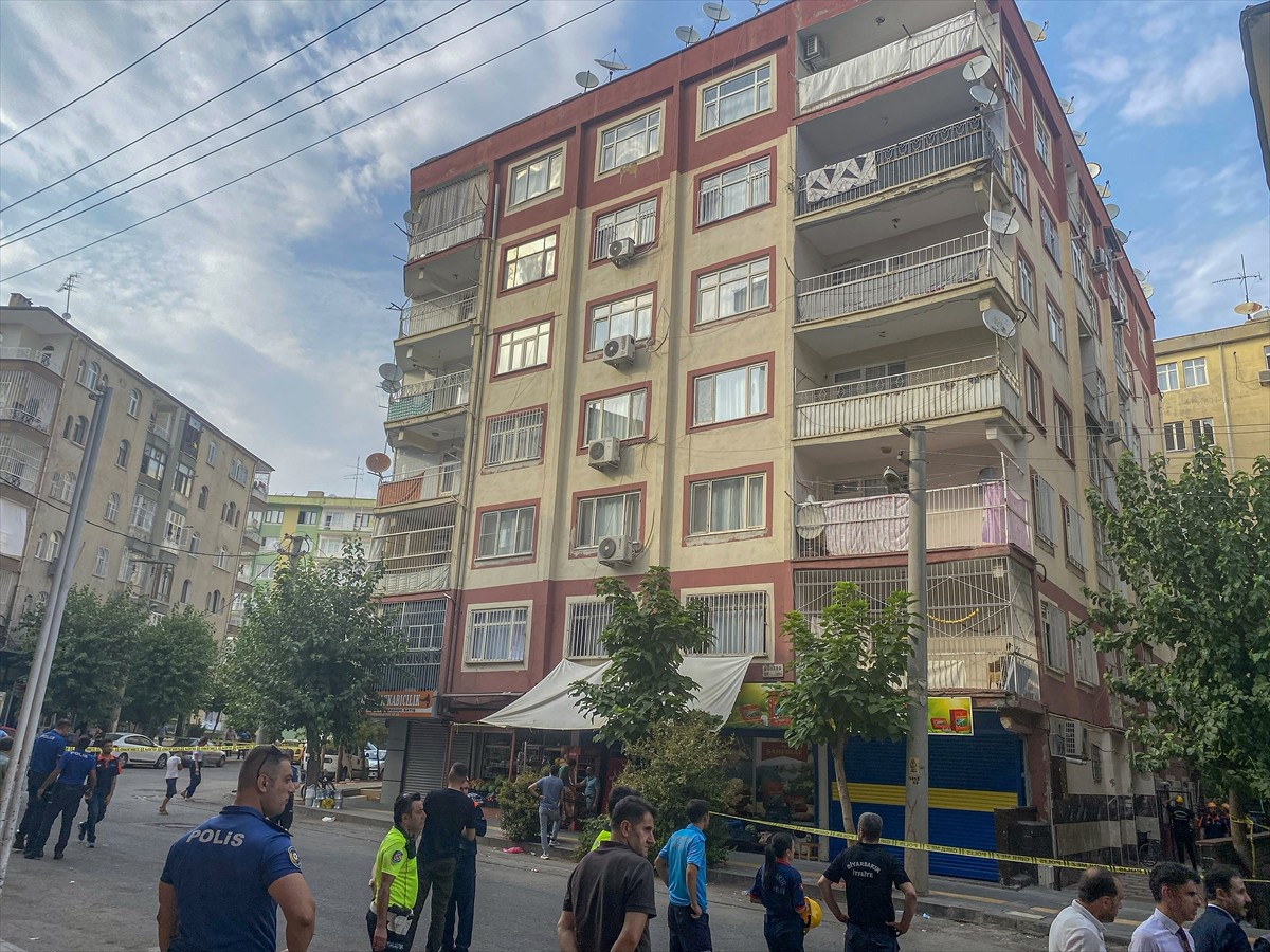 Diyarbakır'ın merkez Yenişehir ilçesinde, vatandaşlar tarafından sallandığı ihbarı yapılan 7 katlı...