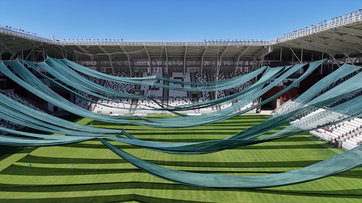 Doğu'da termometrelerin 40 derecenin üzerine çıktığı Diyarbakır ve Elazığ’da, statlardaki çimler...