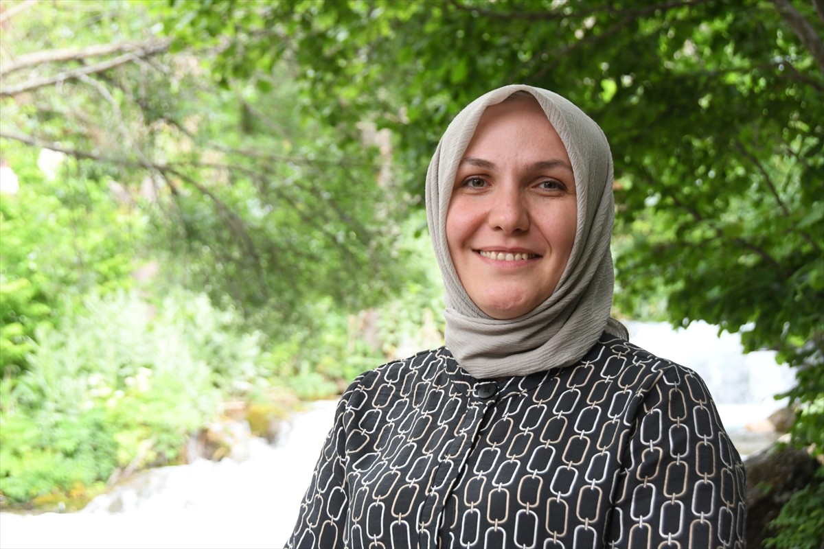 Doğu Karadeniz'in önemli turizm destinasyonlarından Tomara Şelalesi, ziyaretçilerine doğa ile iç...