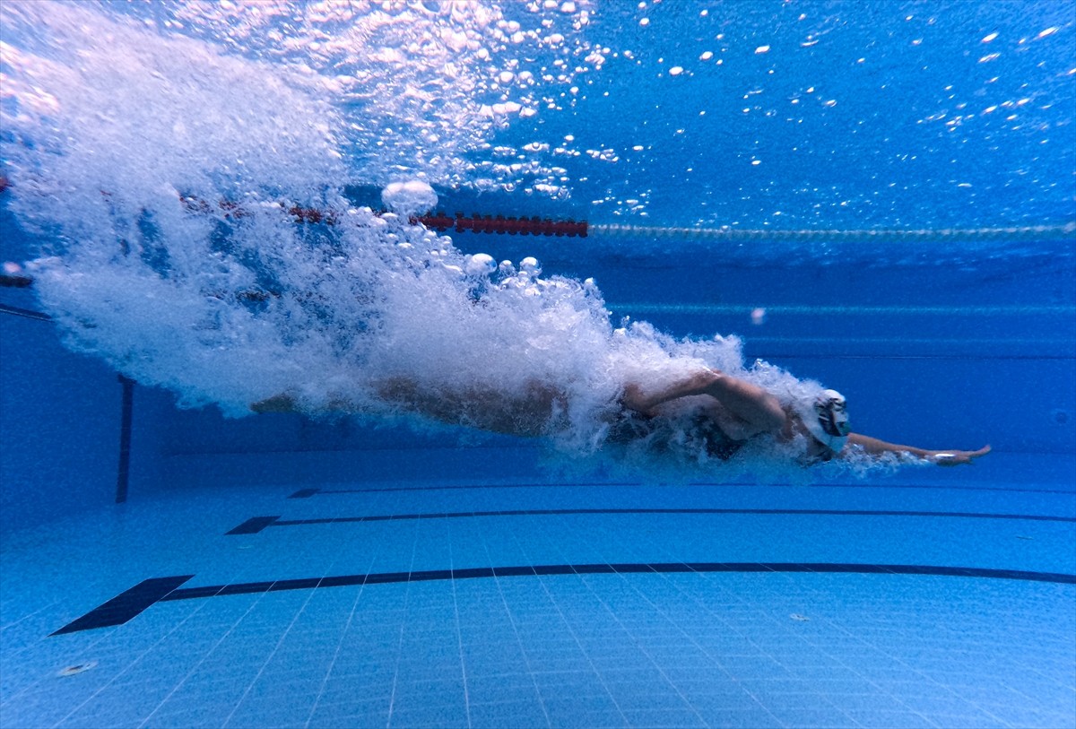 Doğuştan sağ kolunda gelişim geriliği olan paralimpik milli yüzücü Melda Kolayca (fotoğrafta)...