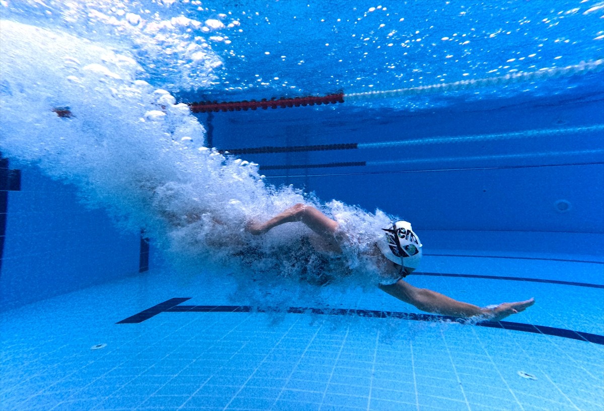 Doğuştan sağ kolunda gelişim geriliği olan paralimpik milli yüzücü Melda Kolayca (fotoğrafta)...