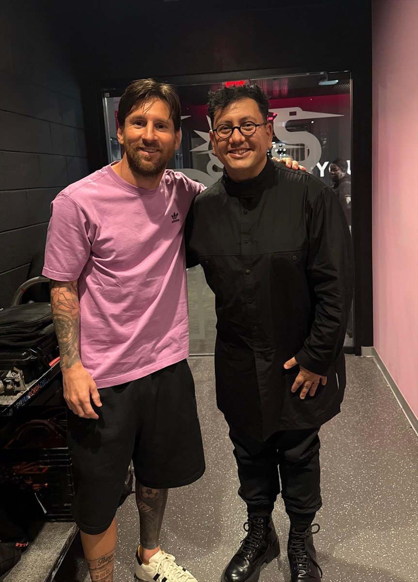 Dünyaca ünlü futbolcu Lionel Messi'nin (solda) en sevdiği golü, Refik Anadol'un (sağda) "A Goal in...