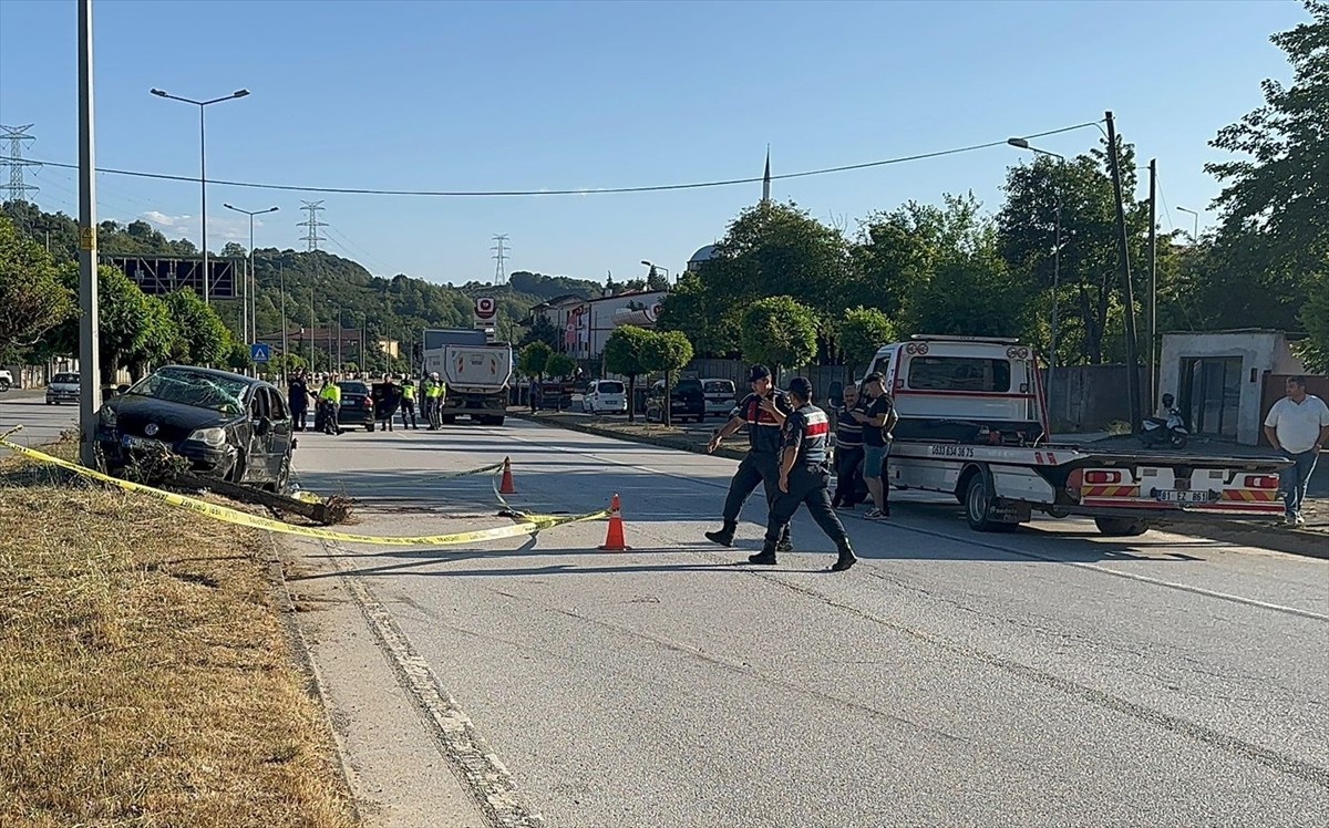 Düzce'de hafriyat kamyonuyla otomobilin çarpıştığı kazada 8 yaşındaki çocuk hayatını...
