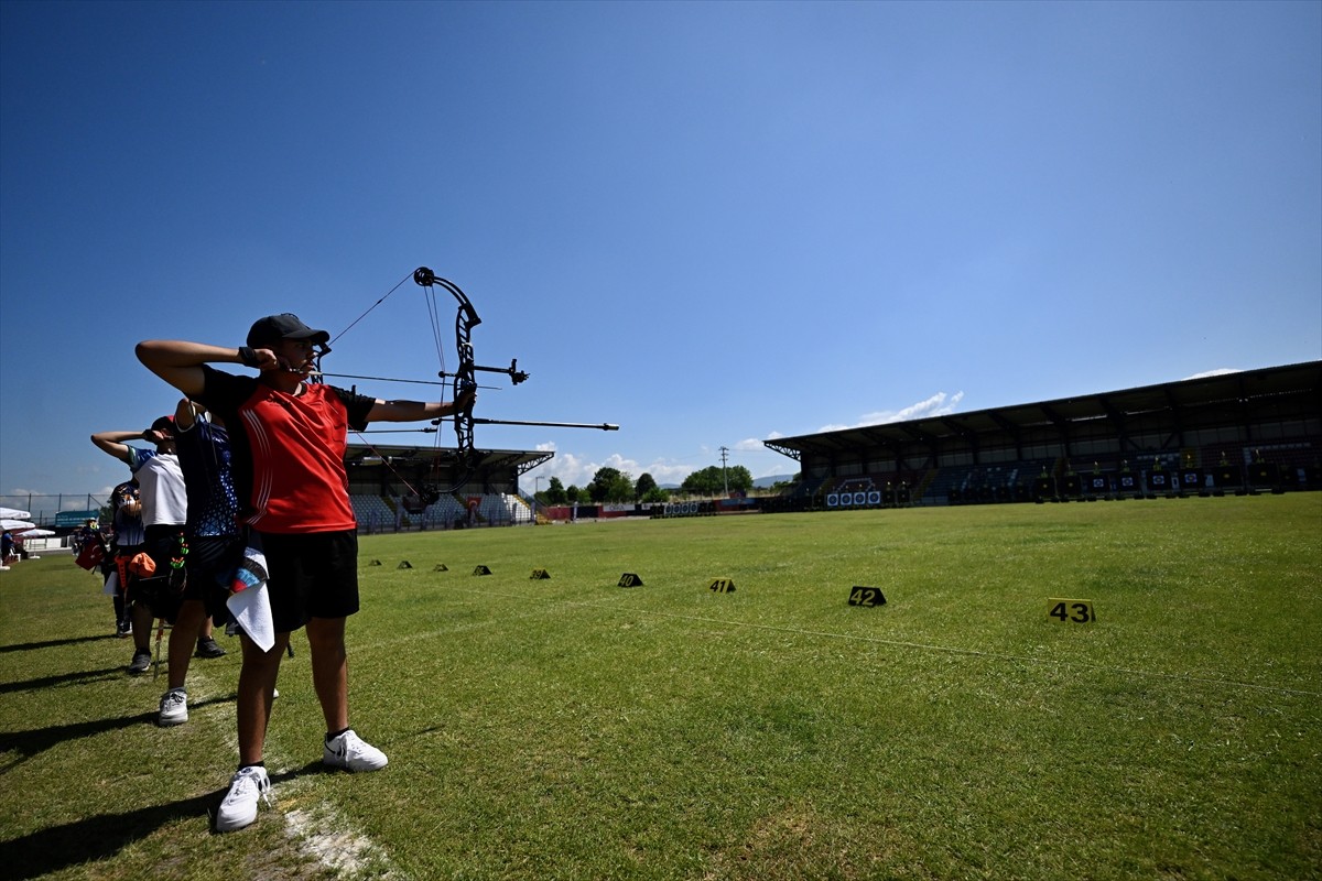 Düzce'deki 2025 ASES Türkiye Okçuluk Şampiyonası'na, 21 yaş altı ve makaralı yay atışlarıyla devam...