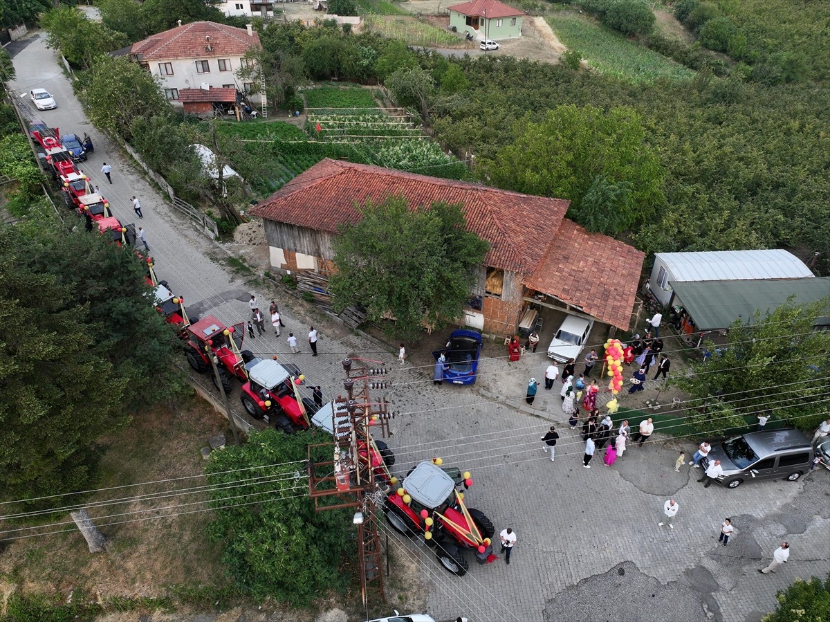 Düzce'deki sünnet düğününde araç olarak traktörü tercih eden çeltik çiftçisi aile 18 traktörle...