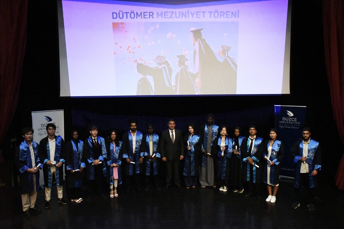 Düzce Üniversitesi'nde Türkçe dil eğitimini başarıyla tamamlayan 11 ülkeden 63 öğrenci için...