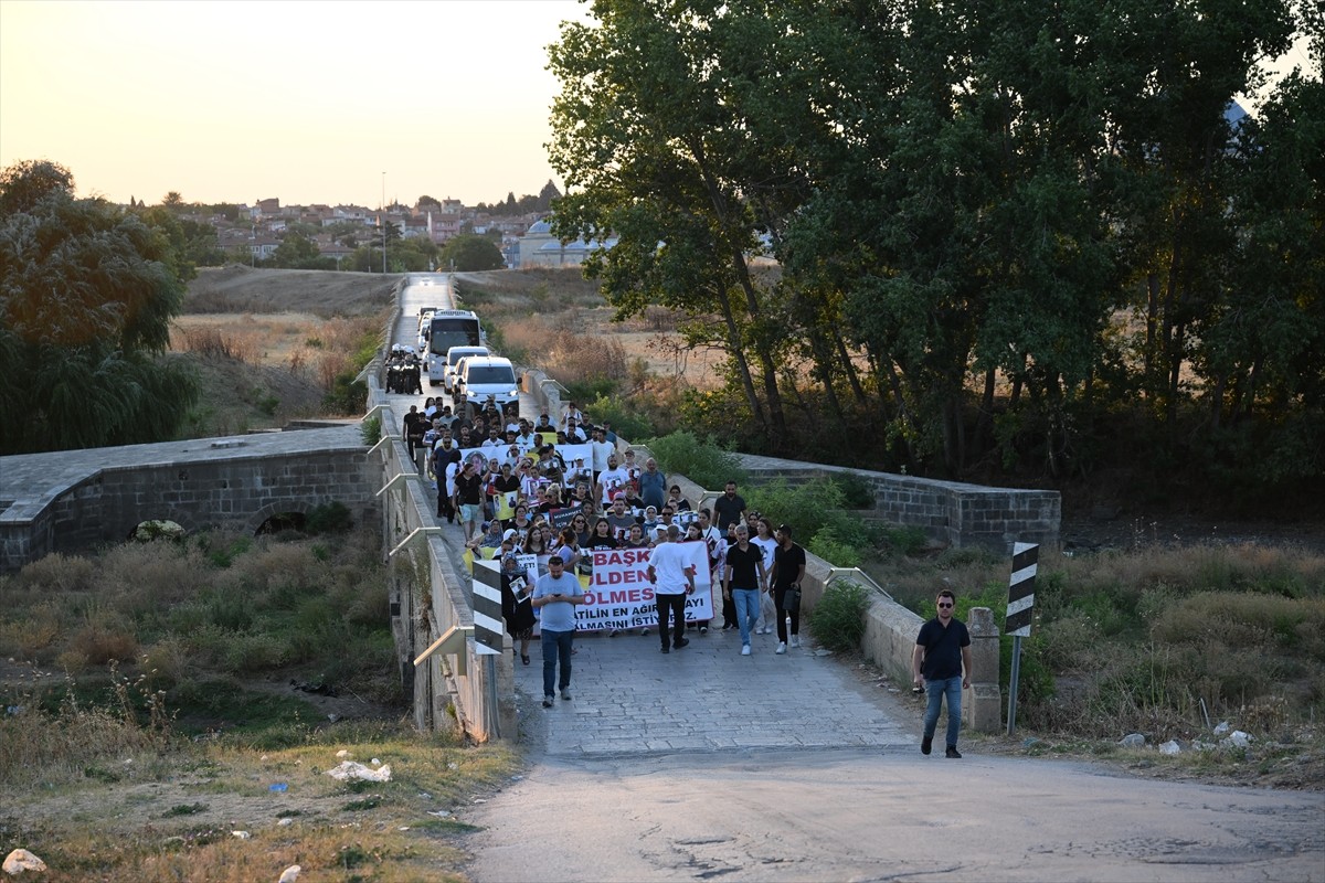 Edirne'de bıçaklanarak öldürülen 15 yaşındaki Gülden Coni için yürüyüş düzenlendi. Coni'nin ablası...