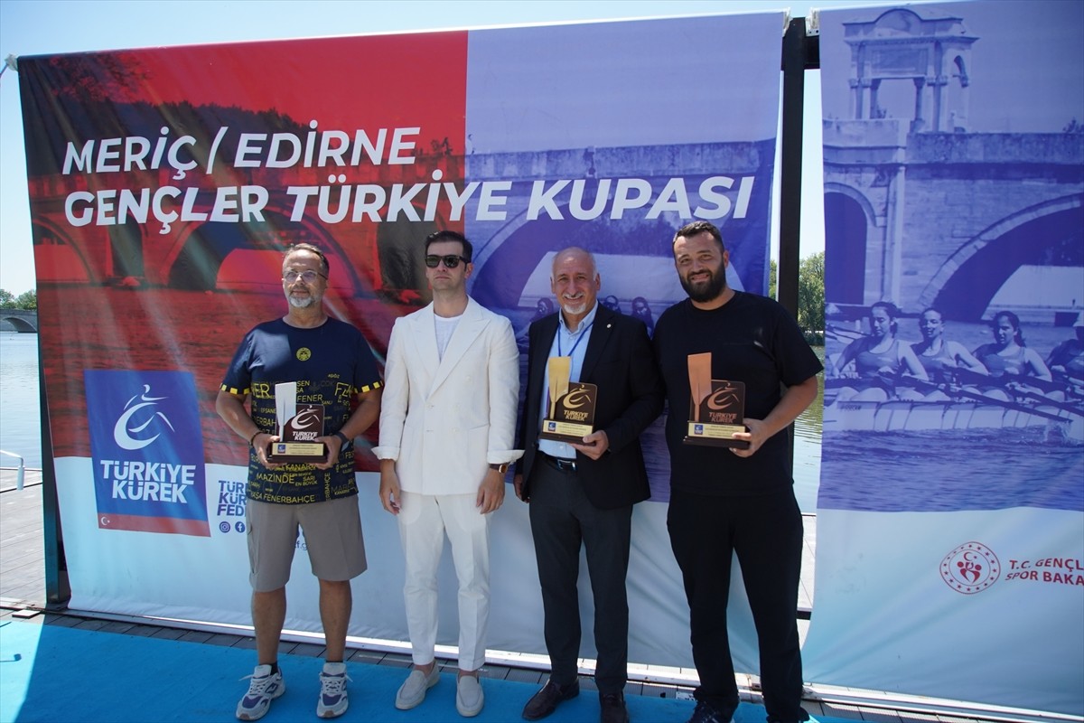 Edirne'de düzenlenen Gençler Türkiye Kupası Kürek Yarışları tamamlandı. Türkiye Kürek Federasyonu...