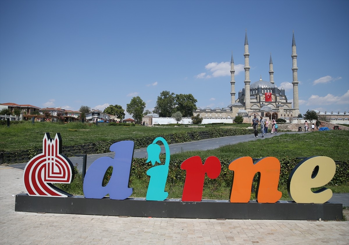 Edirne'de etkili olan sıcak hava günlük yaşamı olumsuz etkiliyor. Bunaltıcı sıcaktan korunmak...