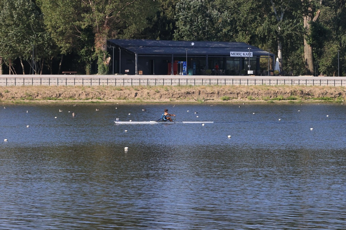 Edirne'de Gençler Türkiye Kupası Kürek Yarışları eleme müsabakaları yapıldı. Türkiye Kürek...