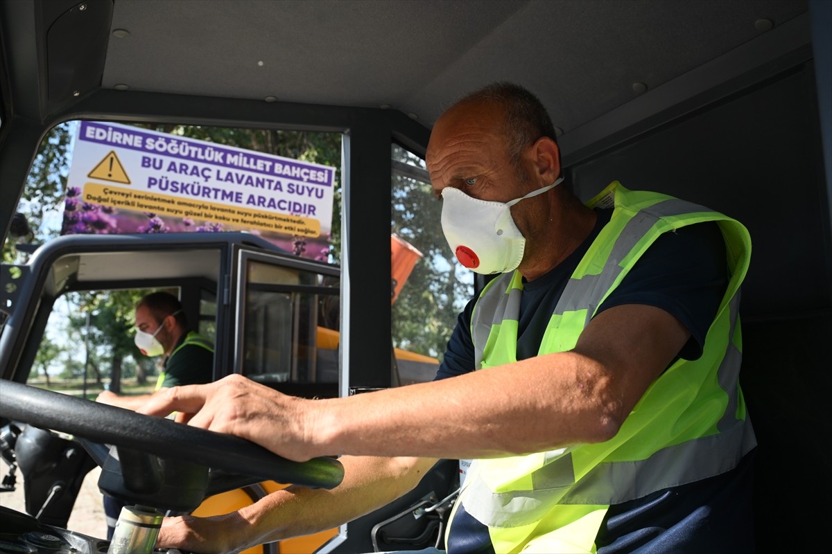 Edirne'de Söğütlük Millet Bahçesi'ne gelenler, lavanta suyu püskürten araçlar yardımıyla...