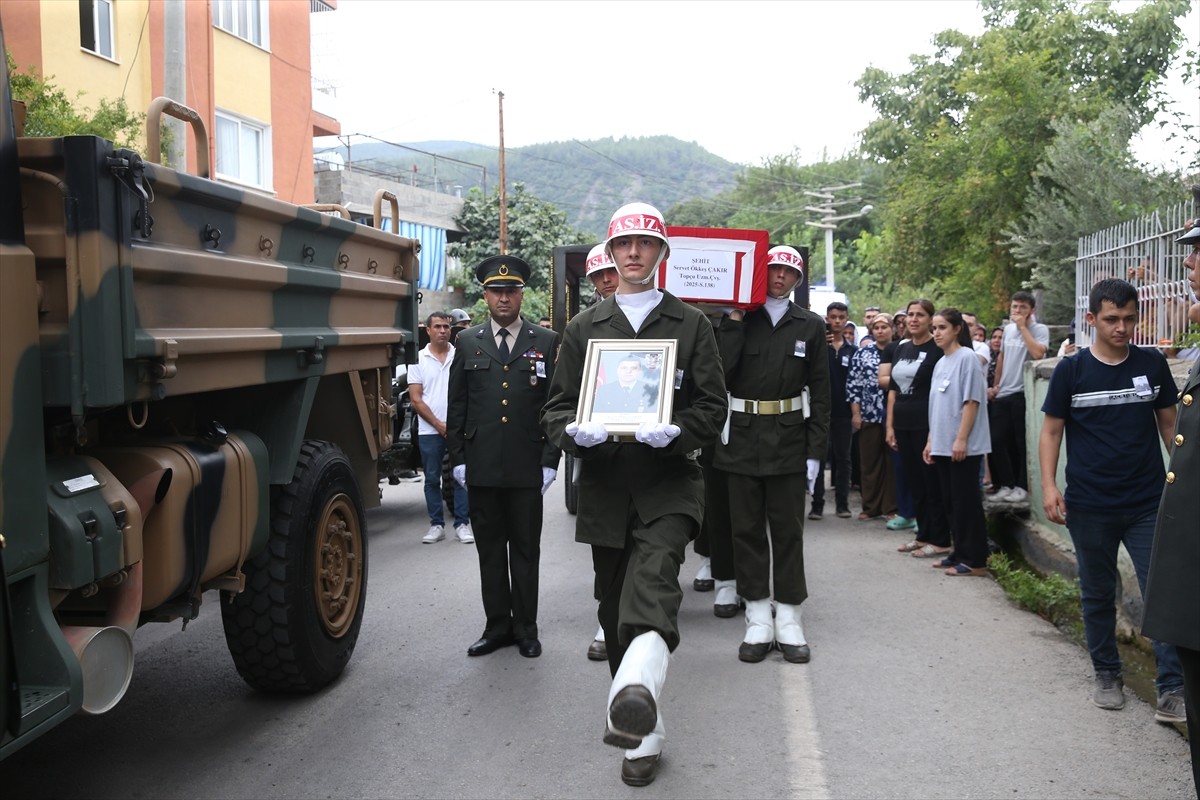 Edirne'deki askeri araç kazasında şehit olan Topçu Uzman Çavuş Servet Ökkeş Çakır'ın cenazesi...