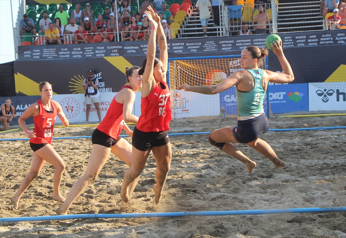 EHF Avrupa Plaj Hentbolu Şampiyonası'nda kadın ve erkeklerde yarı final maçları oynandı. Kadınlar...