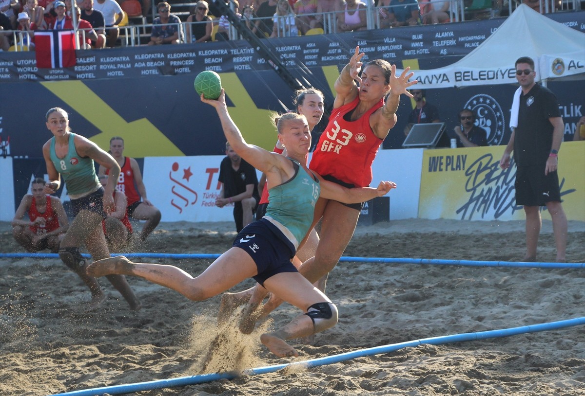 EHF Avrupa Plaj Hentbolu Şampiyonası'nda kadın ve erkeklerde yarı final maçları oynandı. Kadınlar...