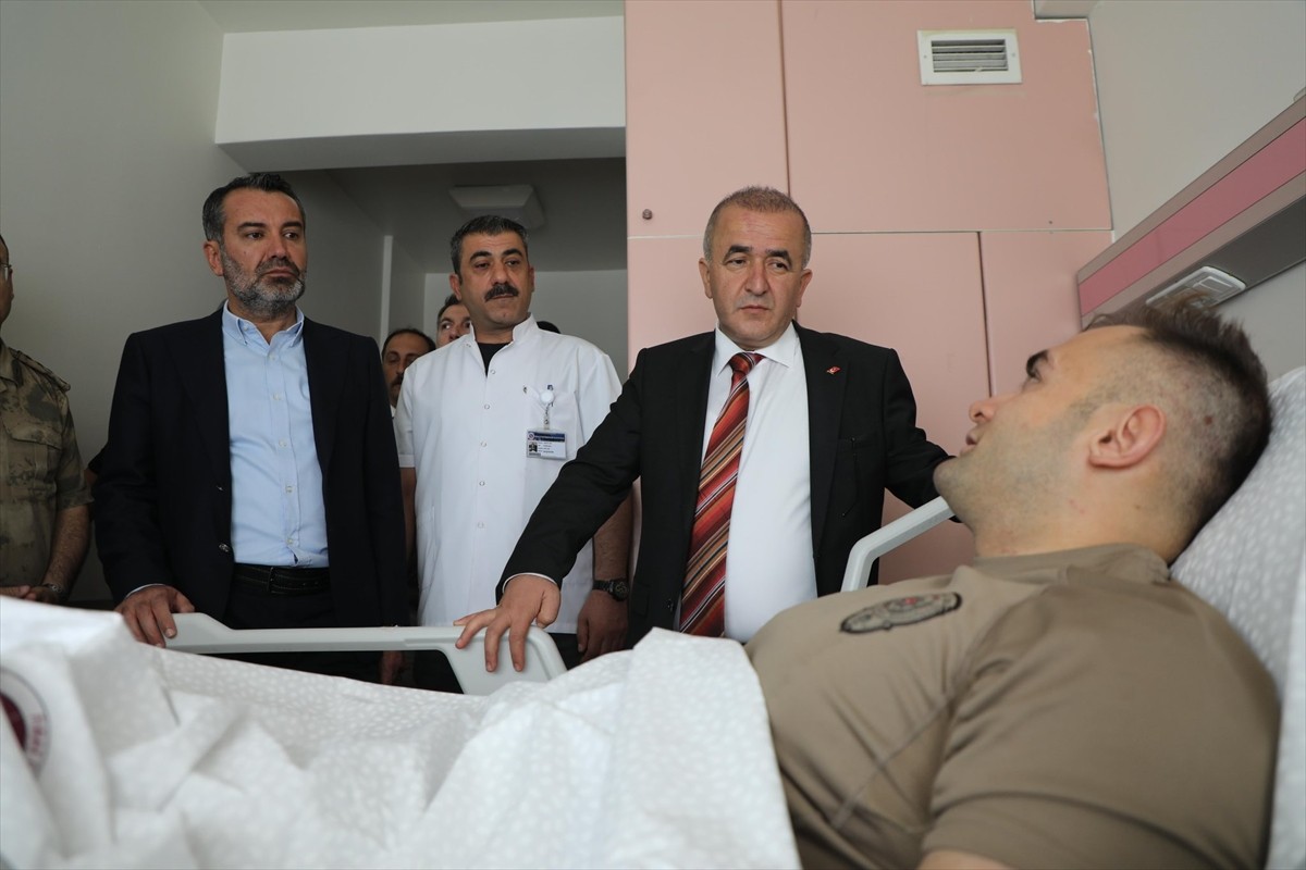  Elazığ'da havaya rastgele ateş açan ve bir polis memurunu yaralayan zanlı etkisiz hale getirildi....