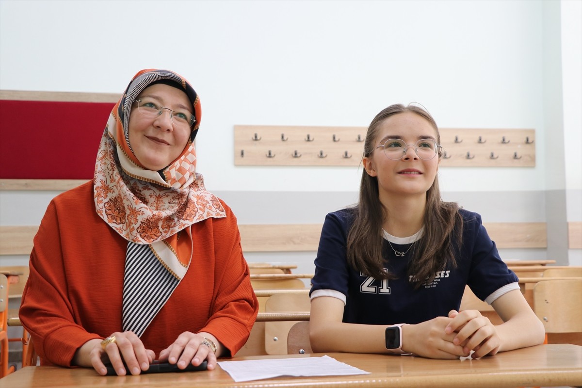 Elazığ'da Liselere Geçiş Sistemi (LGS) kapsamındaki merkezi sınavda 500 tam puan alan Zümra...