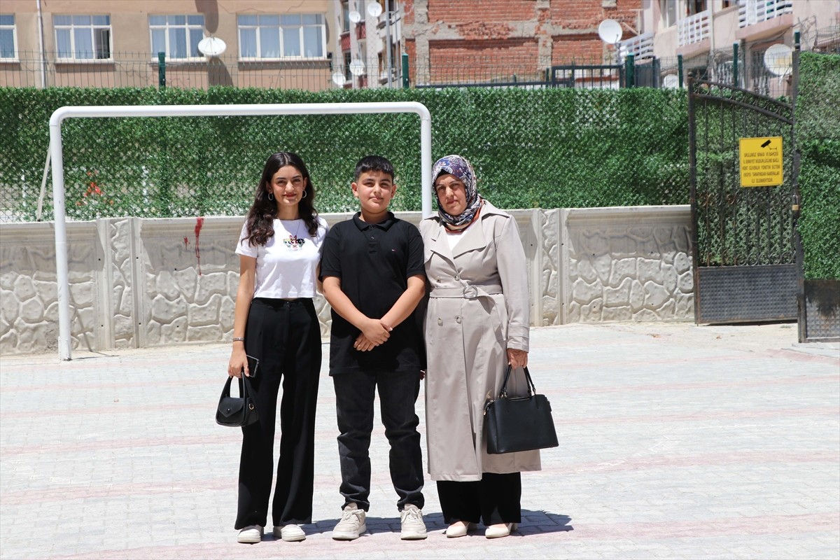 Elazığ'da yaşayan Yiğit Bulut, kamyon şoförü babası ve ev kadını annesinin desteğiyle Liselere...