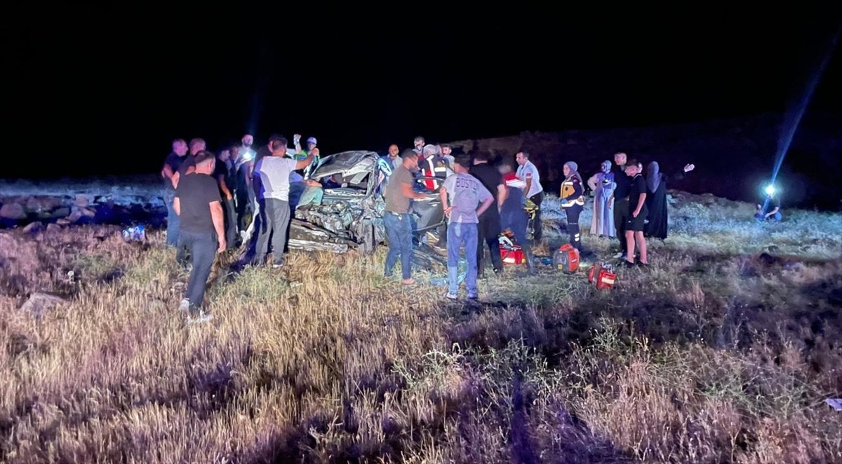 Elazığ'ın Karakoçan ilçesinde şarampole devrilen otomobildeki 2 kişi hayatını kaybetti, 3 kişi...