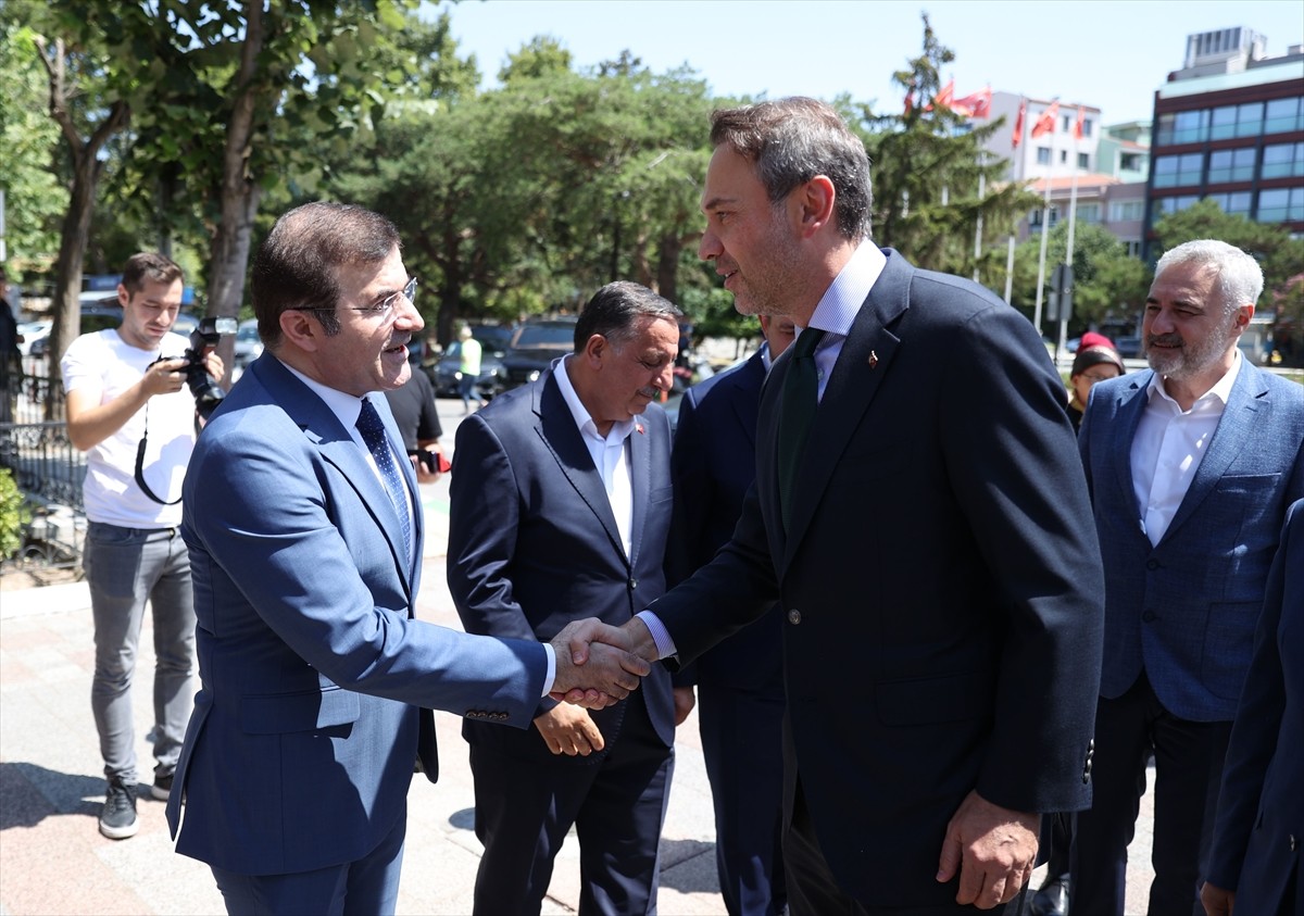 Enerji ve Tabii Kaynaklar Bakanı Alparslan Bayraktar, Kırklareli Valiliğini ziyaret etti. Bakan...