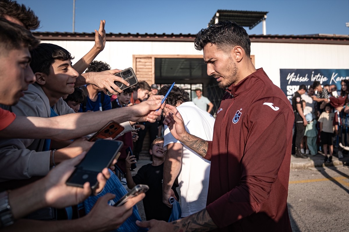Erzurum'da, ikinci etap kamp çalışmalarına devam eden Trabzonspor'da futbolcular, taraftarla bir...