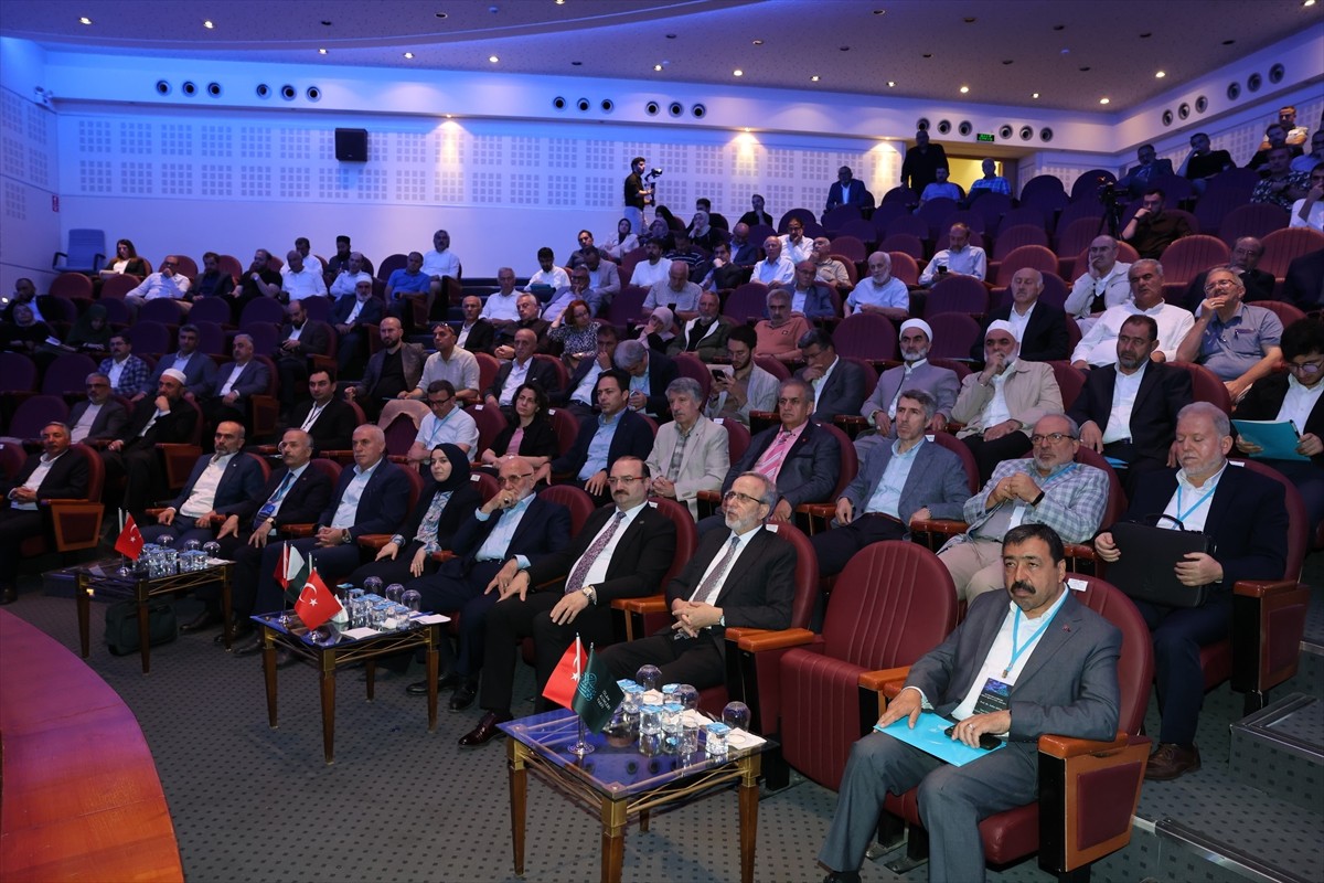 Erzurum'da İslam Alimleri Vakfınca Atatürk Üniversitesi'nde "Fıtratın Korunması ve Aile" başlığı...