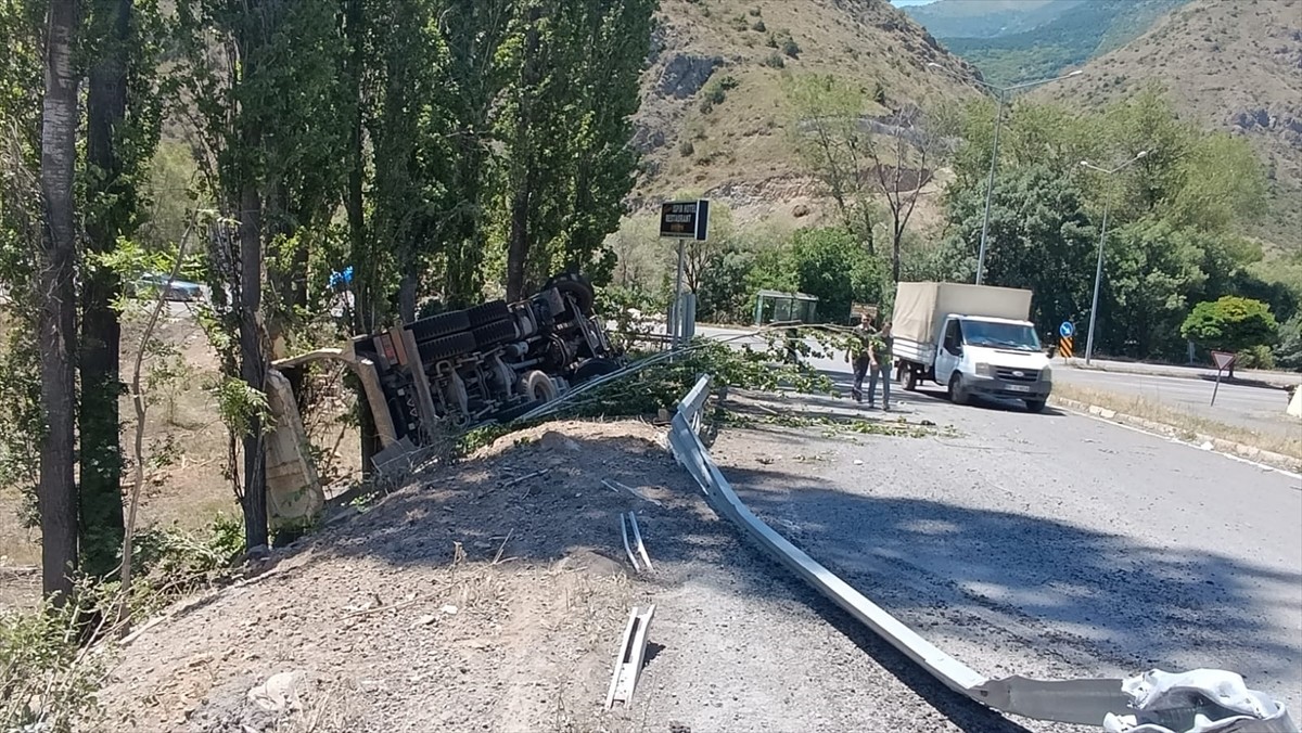 Erzurum'un İspir ilçesinde kontrolden çıkarak devrilen hafriyat kamyonunun sürücüsü hayatını...