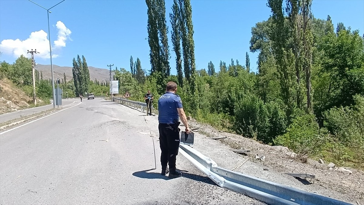 Erzurum'un İspir ilçesinde kontrolden çıkarak devrilen hafriyat kamyonunun sürücüsü hayatını...