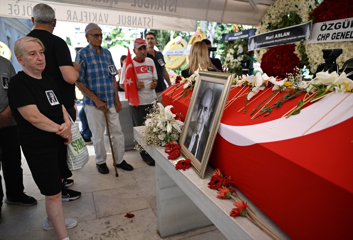 Eski CHP Genel Başkanı Altan Öymen'in cenazesi, Teşvikiye Camisi'nde kılınan cenaze namazının...