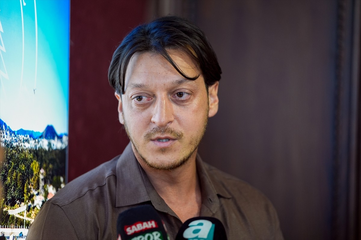 Eski futbolcu Mesut Özil, Ümraniyespor'un DBE Holding ile gerçekleştirdiği forma sırt...