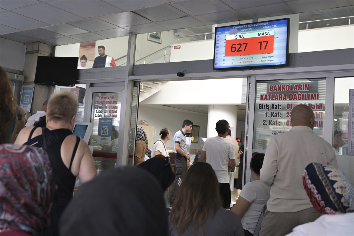 Eski tip sürücü belgelerinin yenilenmesi için verilen indirimli başvuru süresi bugün mesai...