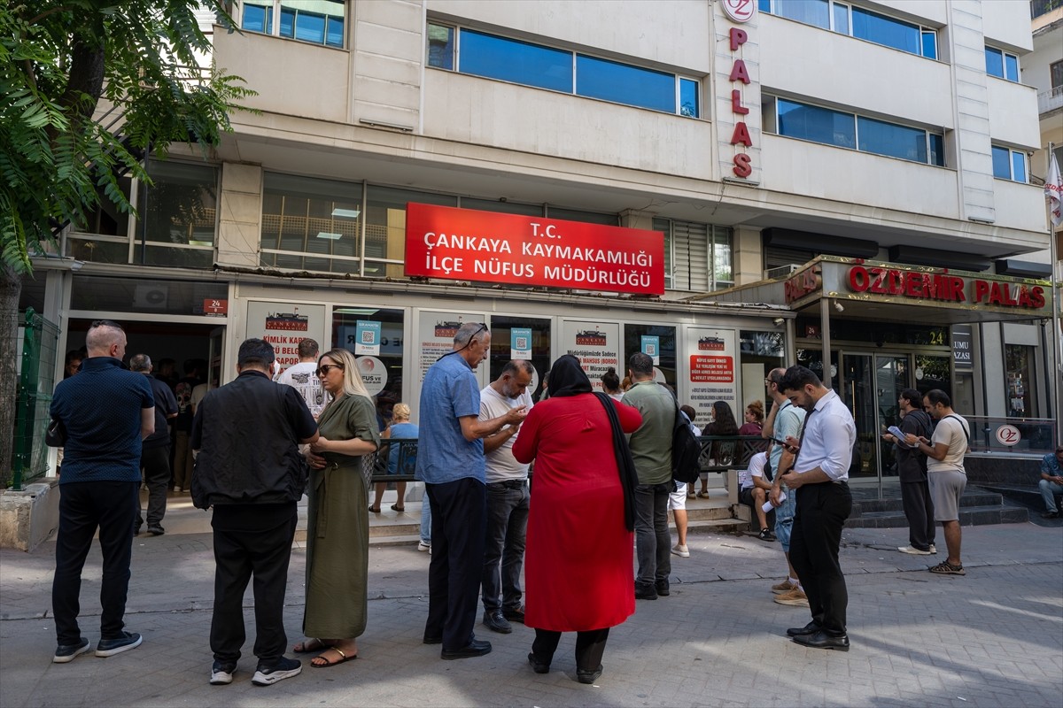 Eski tip sürücü belgelerinin yenilenmesinin "son günü" olması sebebiyle nüfus müdürlüklerinde...