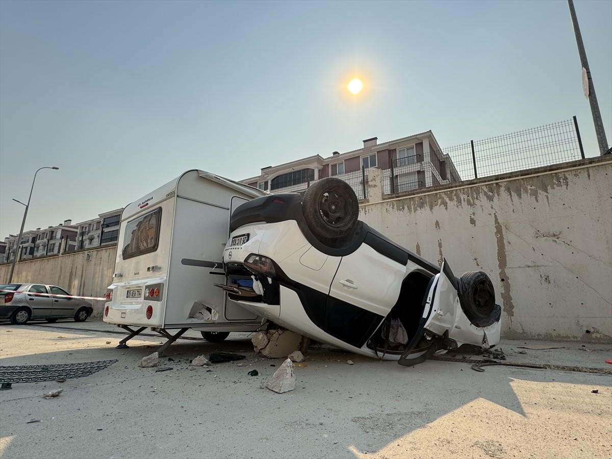 Eskişehir'in Odunpazarı ilçesinde, kontrolden çıkıp site bahçesine düşen otomobildeki anne ile...